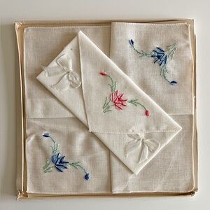 1940s Vintage Women's Hankies in Original Box Set of Two Handkerchiefs